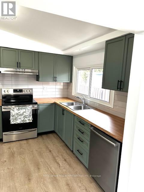35 Karen Crescent, Hamilton, ON - Indoor Photo Showing Kitchen With Double Sink