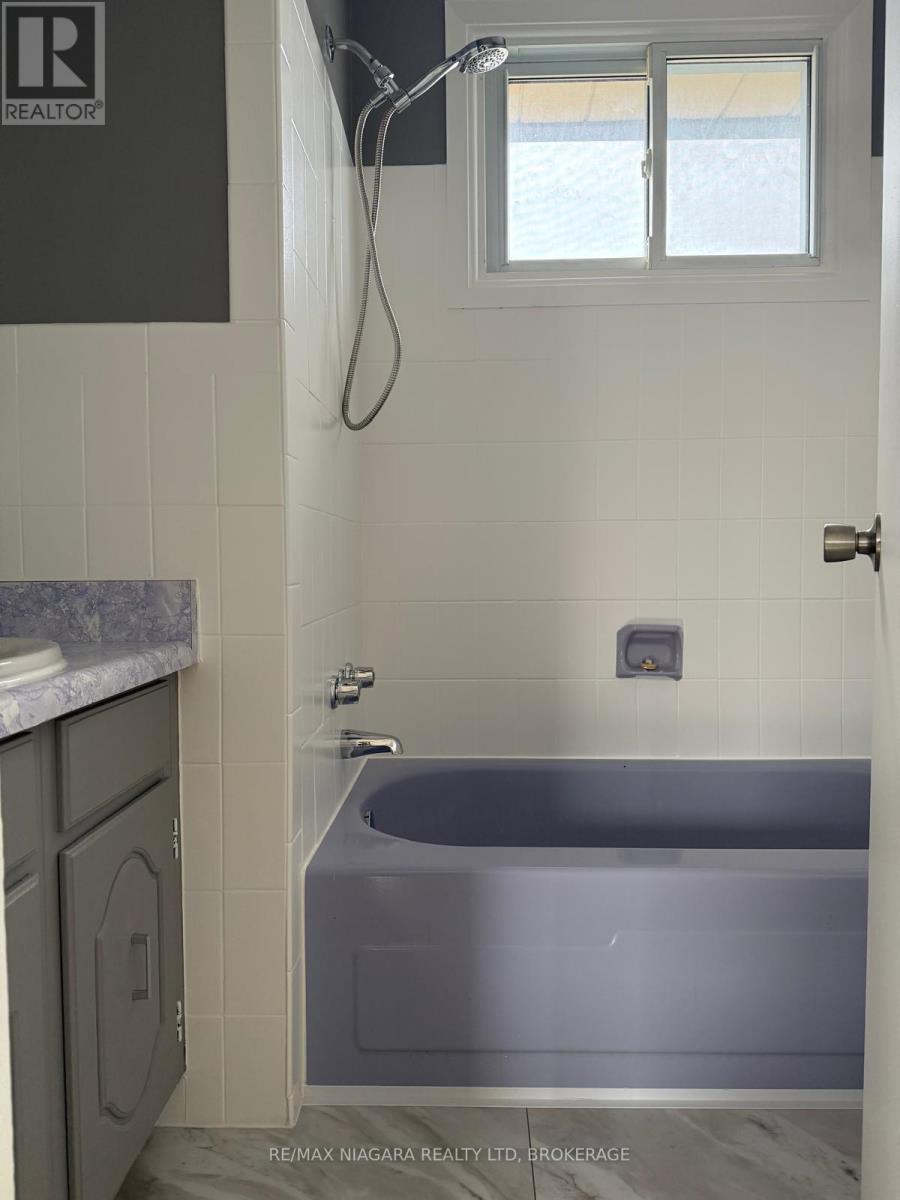 8006 Paddock Trail Drive, Niagara Falls (Ascot), ON - Indoor Photo Showing Bathroom