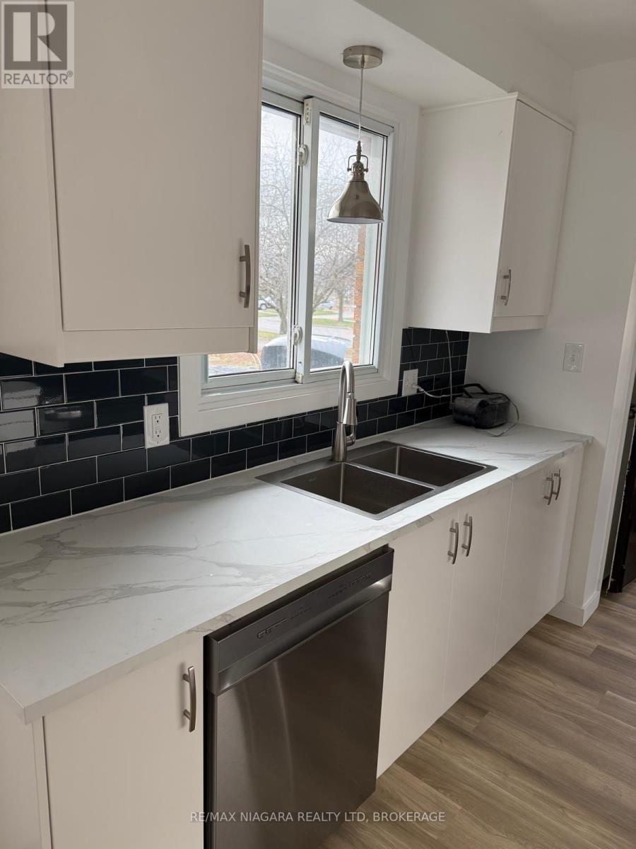 8006 Paddock Trail Drive, Niagara Falls (Ascot), ON - Indoor Photo Showing Kitchen With Double Sink