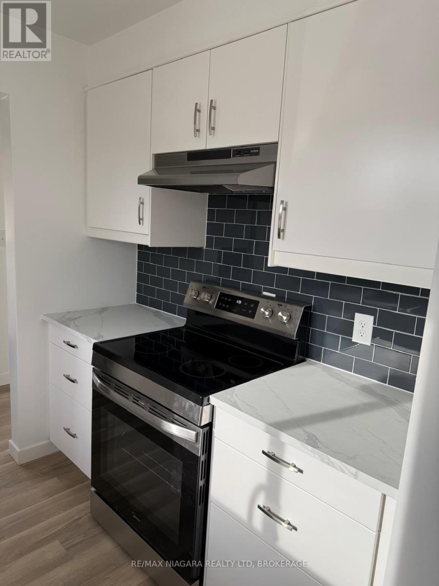 8006 Paddock Trail Drive, Niagara Falls (Ascot), ON - Indoor Photo Showing Kitchen
