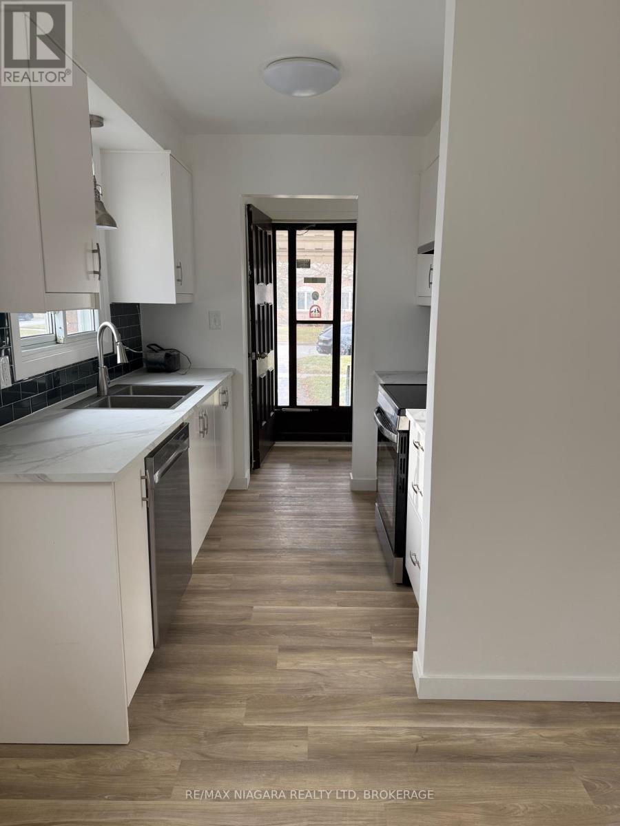 8006 Paddock Trail Drive, Niagara Falls (Ascot), ON - Indoor Photo Showing Kitchen