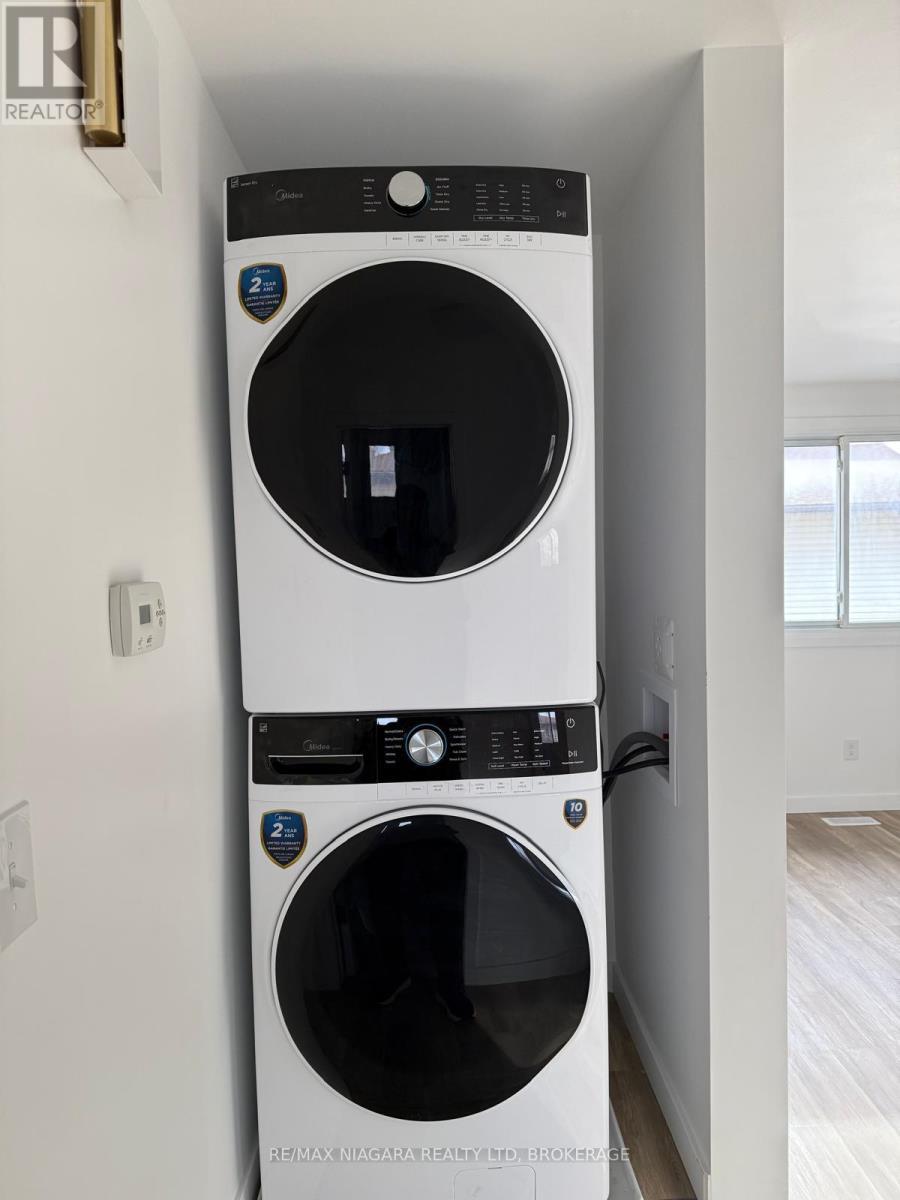 8006 Paddock Trail Drive, Niagara Falls (Ascot), ON - Indoor Photo Showing Laundry Room