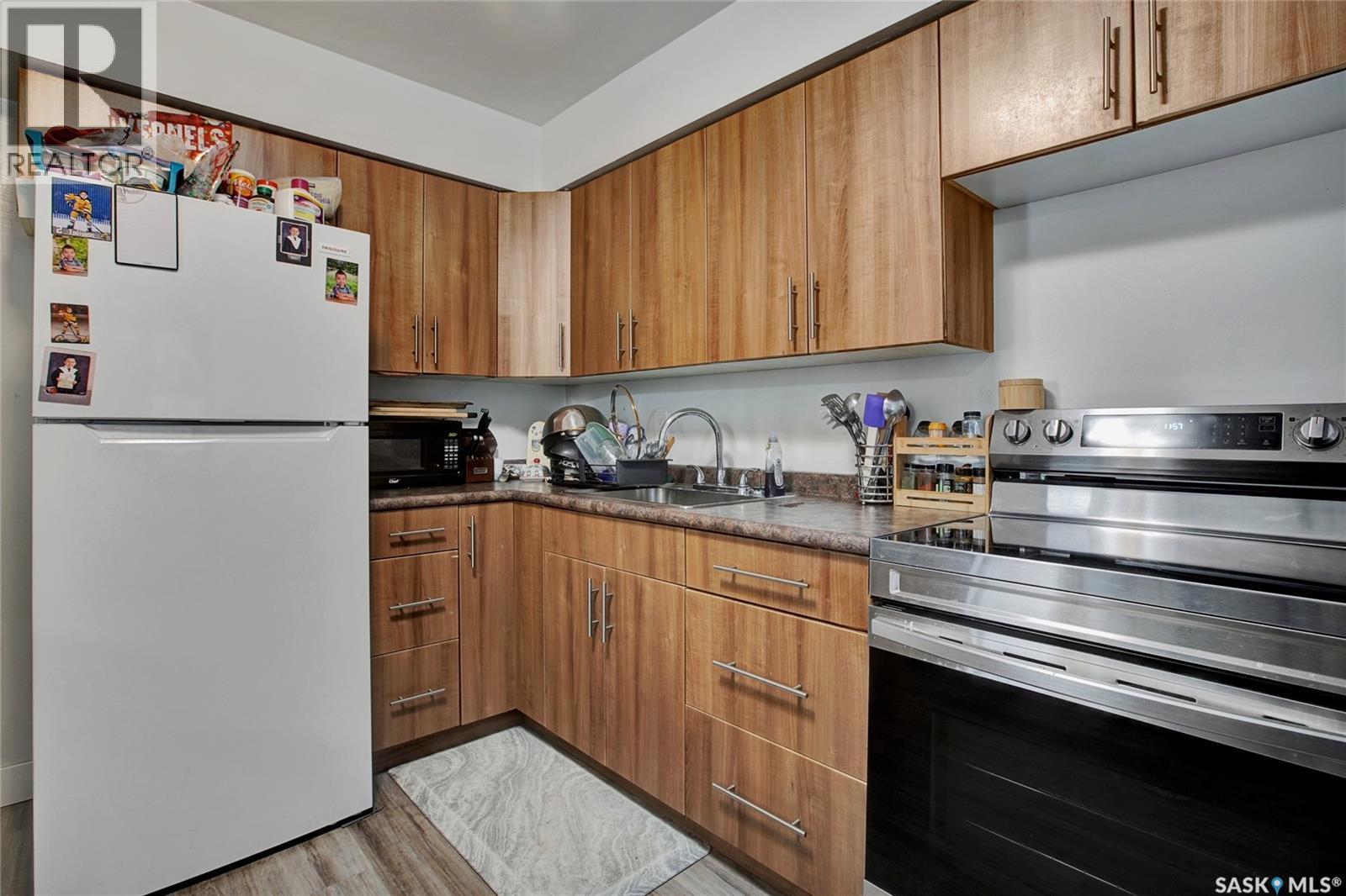 2820-2822 7Th Street E, Saskatoon, SK - Indoor Photo Showing Kitchen
