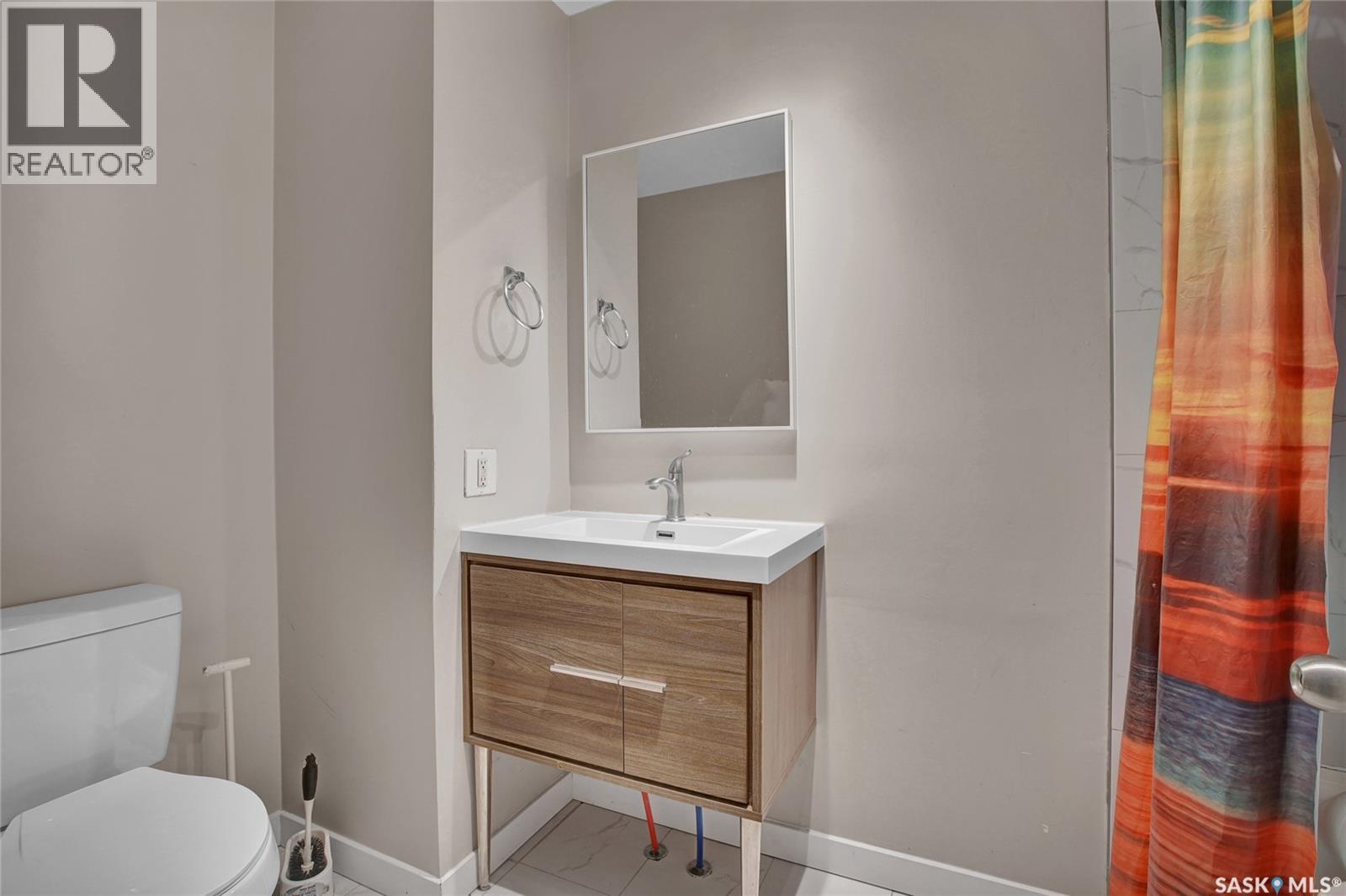 2820-2822 7Th Street E, Saskatoon, SK - Indoor Photo Showing Bathroom