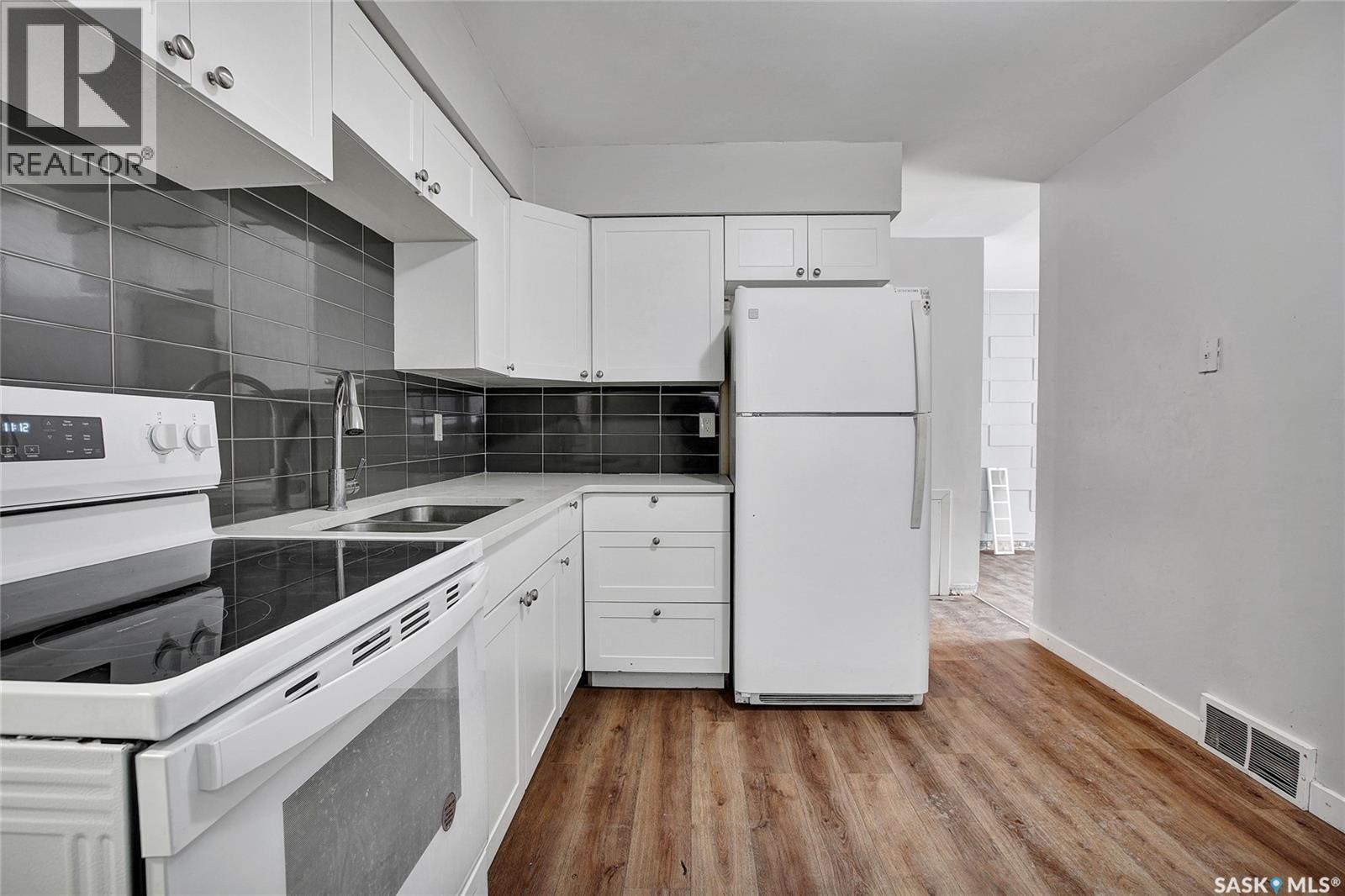 2820-2822 7Th Street E, Saskatoon, SK - Indoor Photo Showing Kitchen With Double Sink