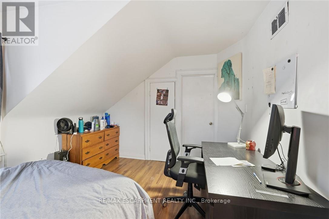 2 Gary Avenue, Hamilton, ON - Indoor Photo Showing Bedroom