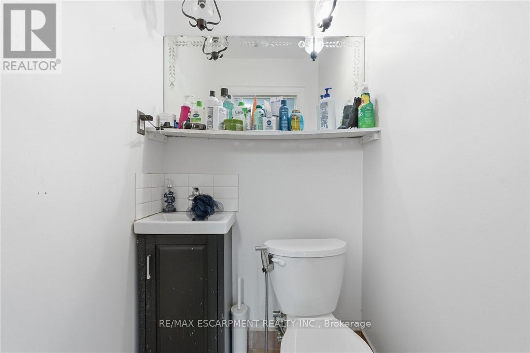 2 Gary Avenue, Hamilton, ON - Indoor Photo Showing Bathroom