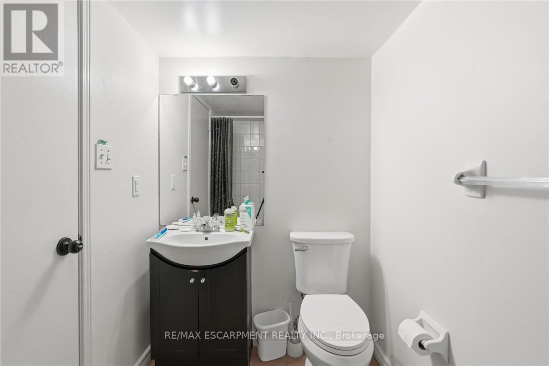 2 Gary Avenue, Hamilton, ON - Indoor Photo Showing Bathroom