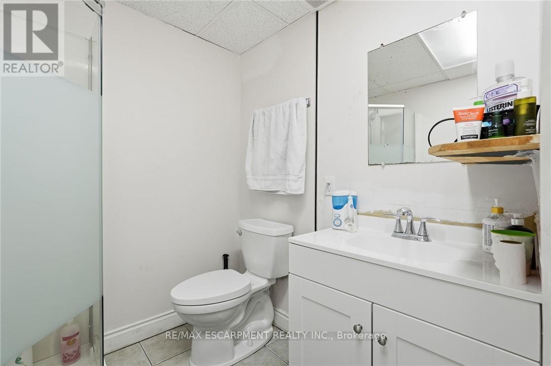2 Gary Avenue, Hamilton, ON - Indoor Photo Showing Bathroom
