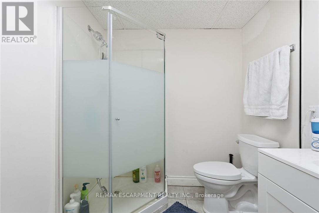 2 Gary Avenue, Hamilton, ON - Indoor Photo Showing Bathroom