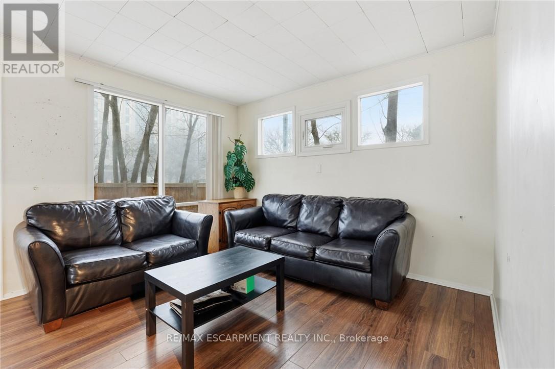 2 Gary Avenue, Hamilton, ON - Indoor Photo Showing Living Room
