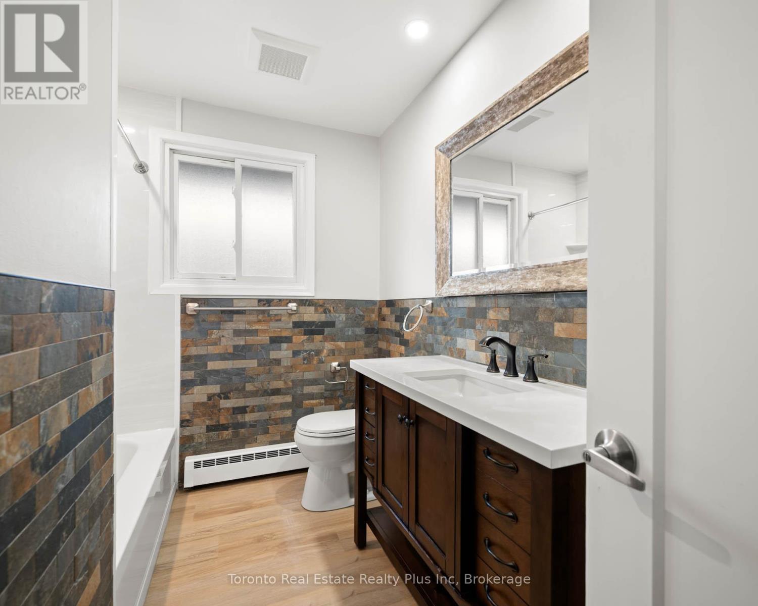 77 Second Avenue, Kitchener, ON - Indoor Photo Showing Bathroom