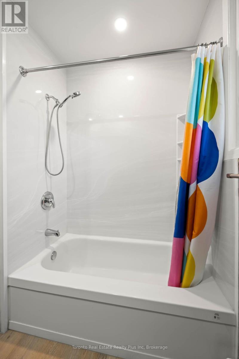 77 Second Avenue, Kitchener, ON - Indoor Photo Showing Bathroom