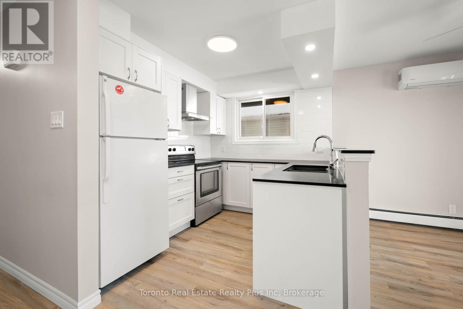 77 Second Avenue, Kitchener, ON - Indoor Photo Showing Kitchen