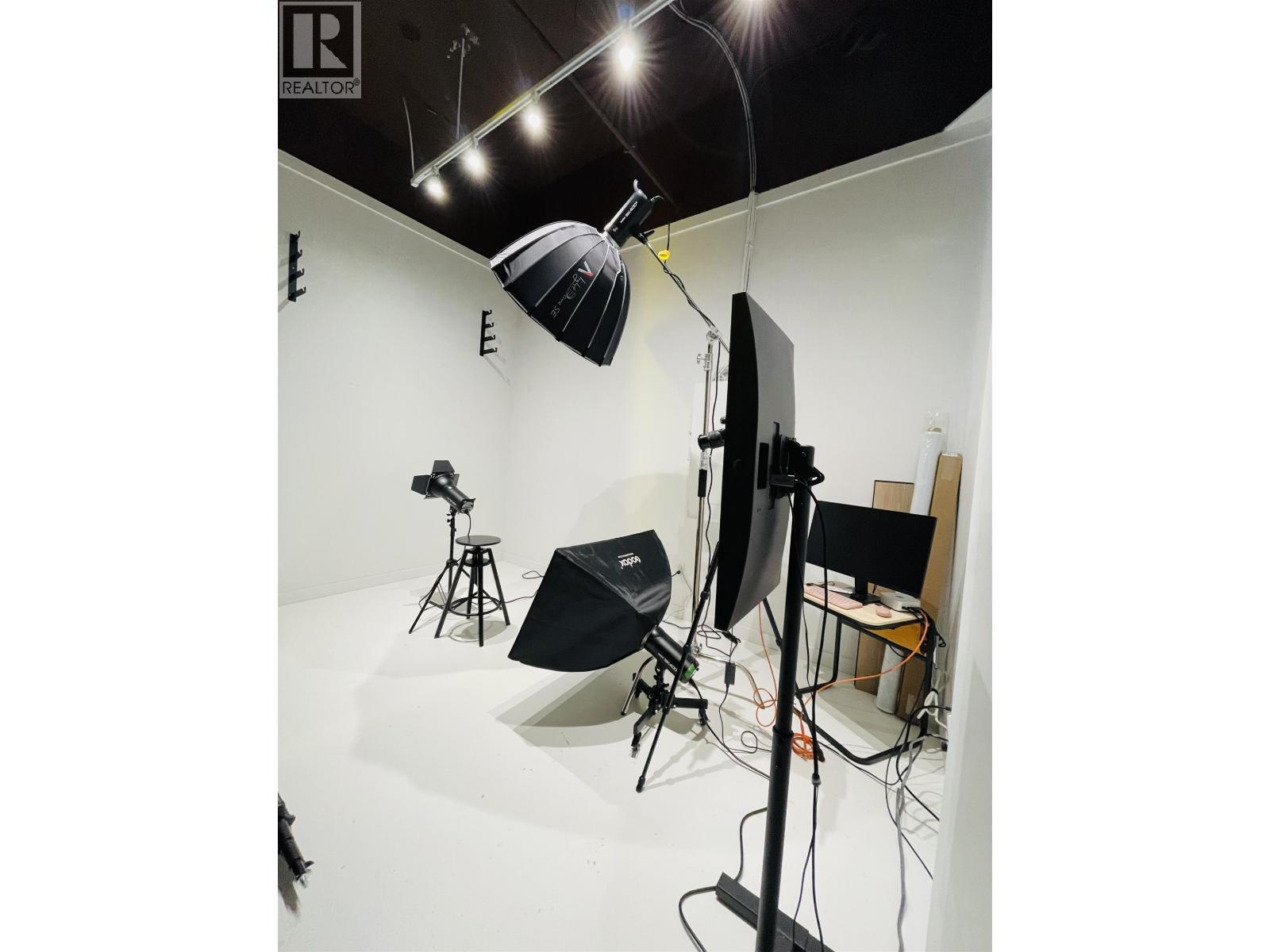 2215/ 2220-4000 No. 3 Road, Richmond, BC