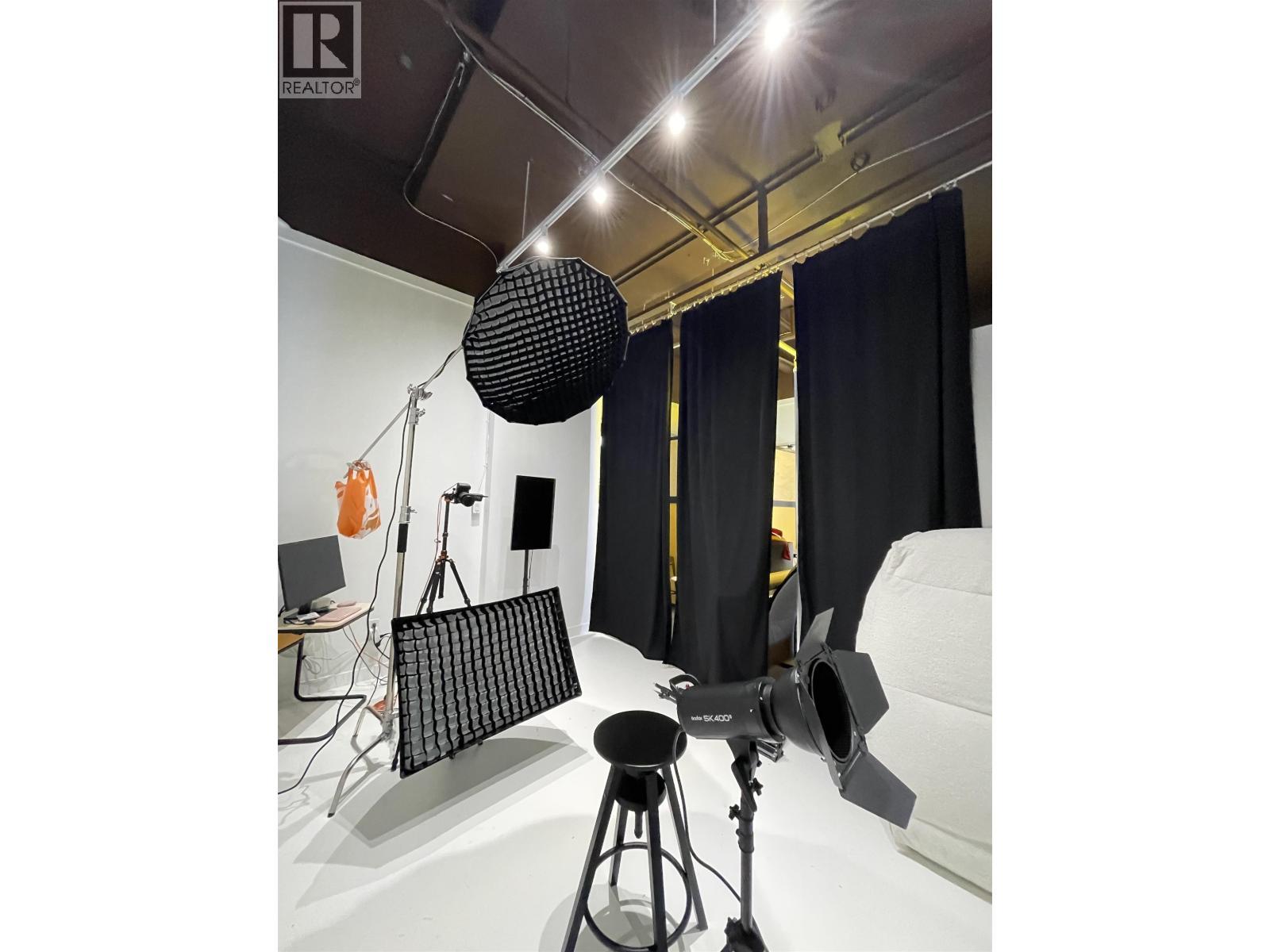 2215/ 2220-4000 No. 3 Road, Richmond, BC