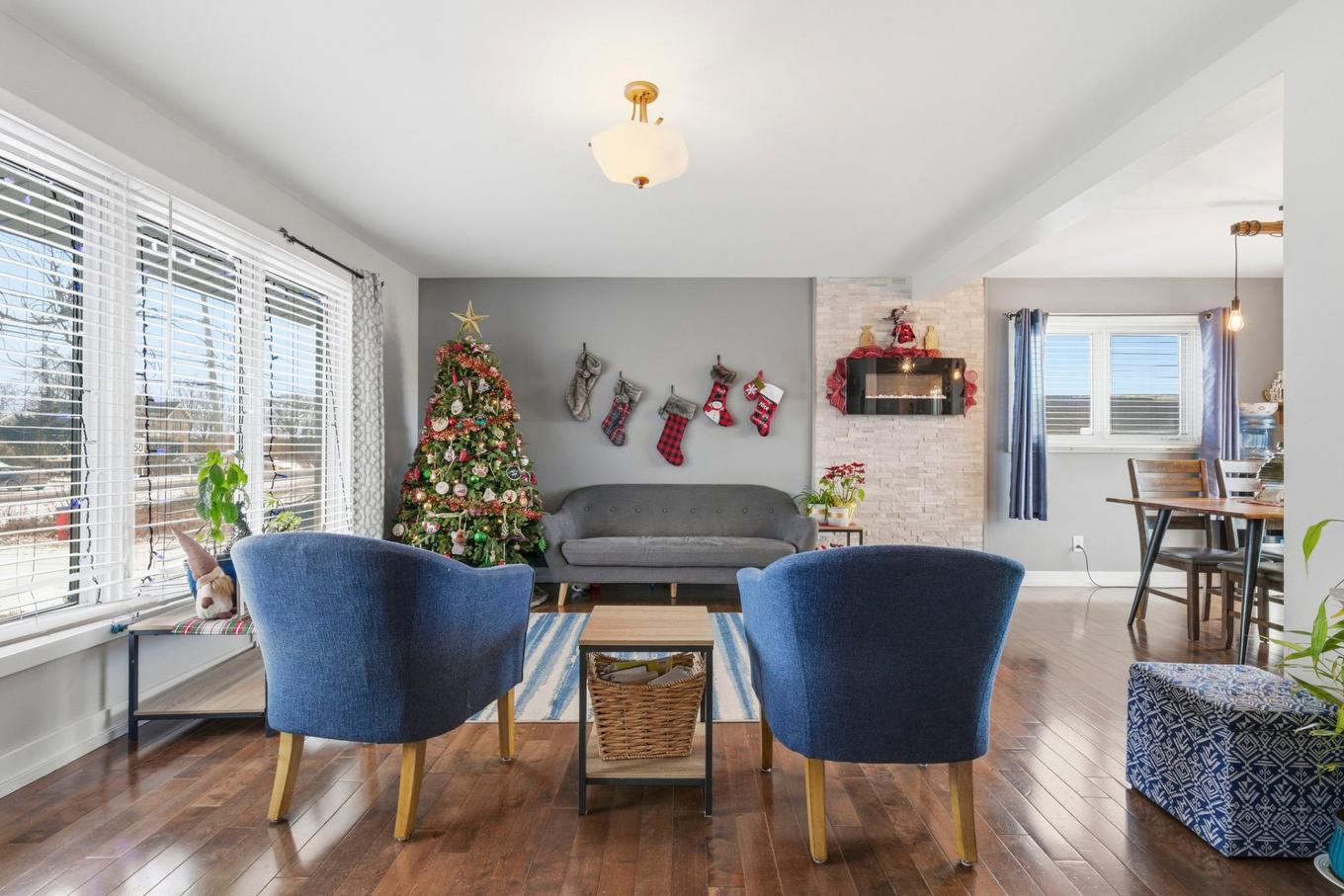 Salon - 2230 Ch. Des Patriotes, Richelieu, QC - Indoor Photo Showing Living Room