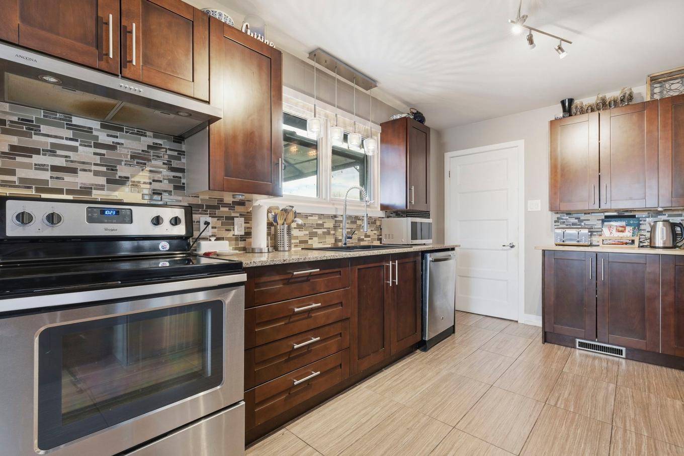 Cuisine - 2230 Ch. Des Patriotes, Richelieu, QC - Indoor Photo Showing Kitchen With Upgraded Kitchen