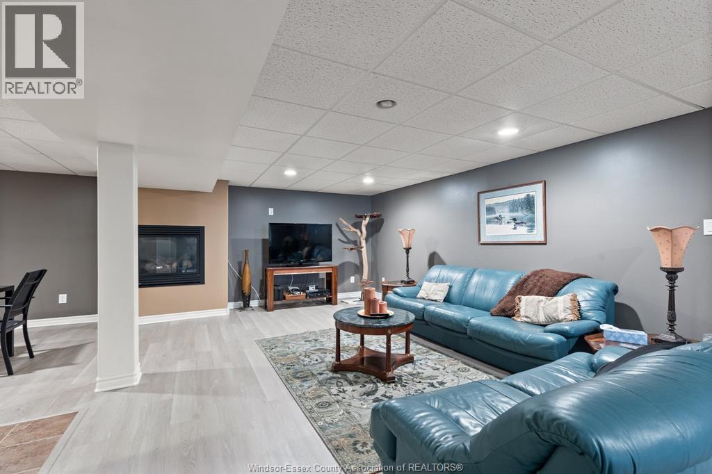 6578 Concession 6 North, Amherstburg, ON - Indoor With Fireplace