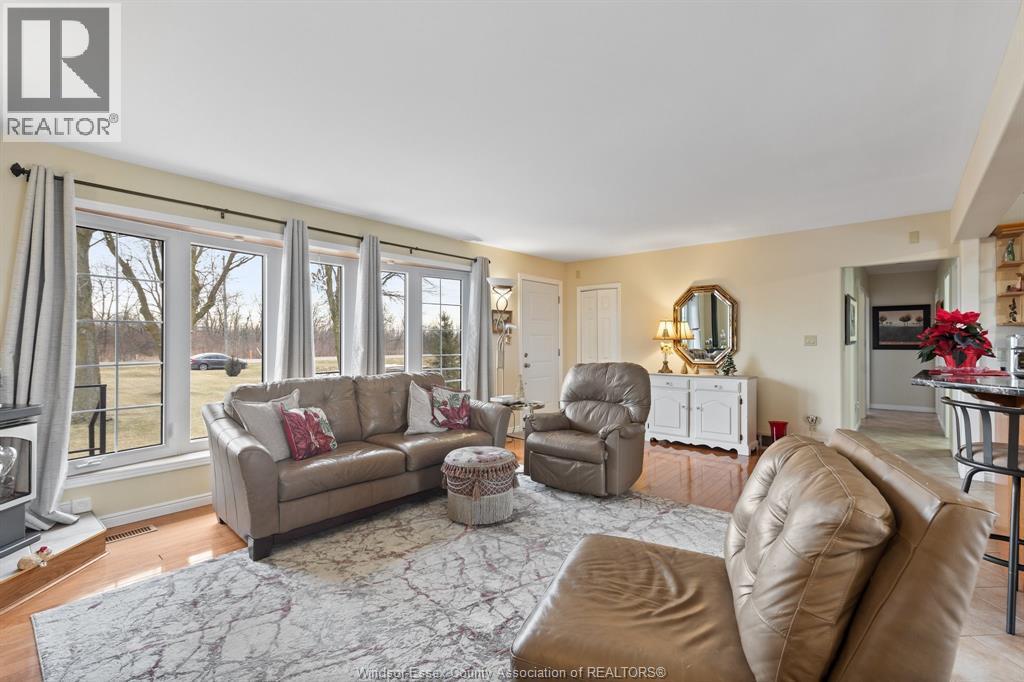 6578 Concession 6 North, Amherstburg, ON - Indoor Photo Showing Living Room