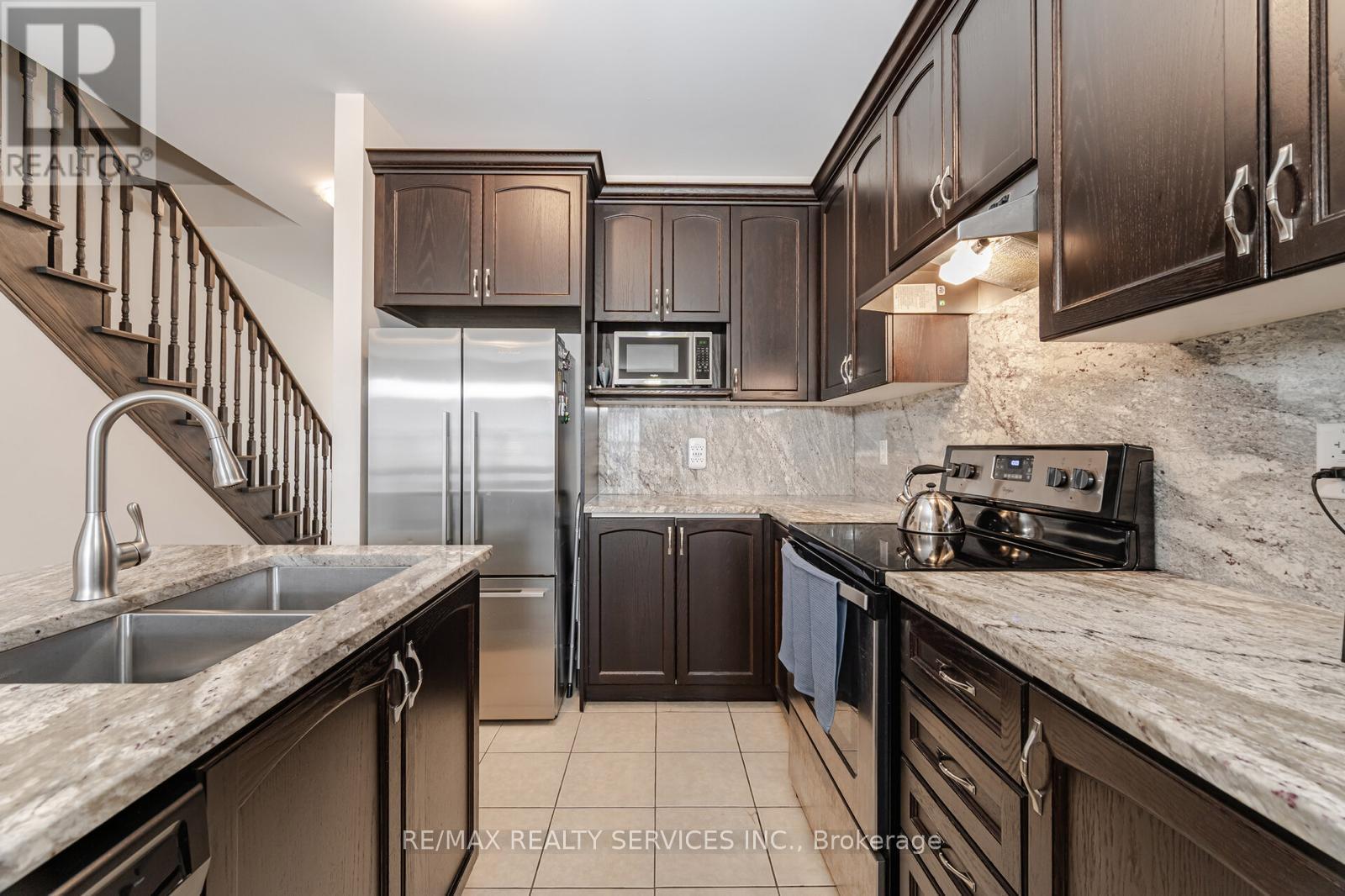 34 Pennycross Crescent, Brampton, ON - Indoor Photo Showing Kitchen With Double Sink With Upgraded Kitchen