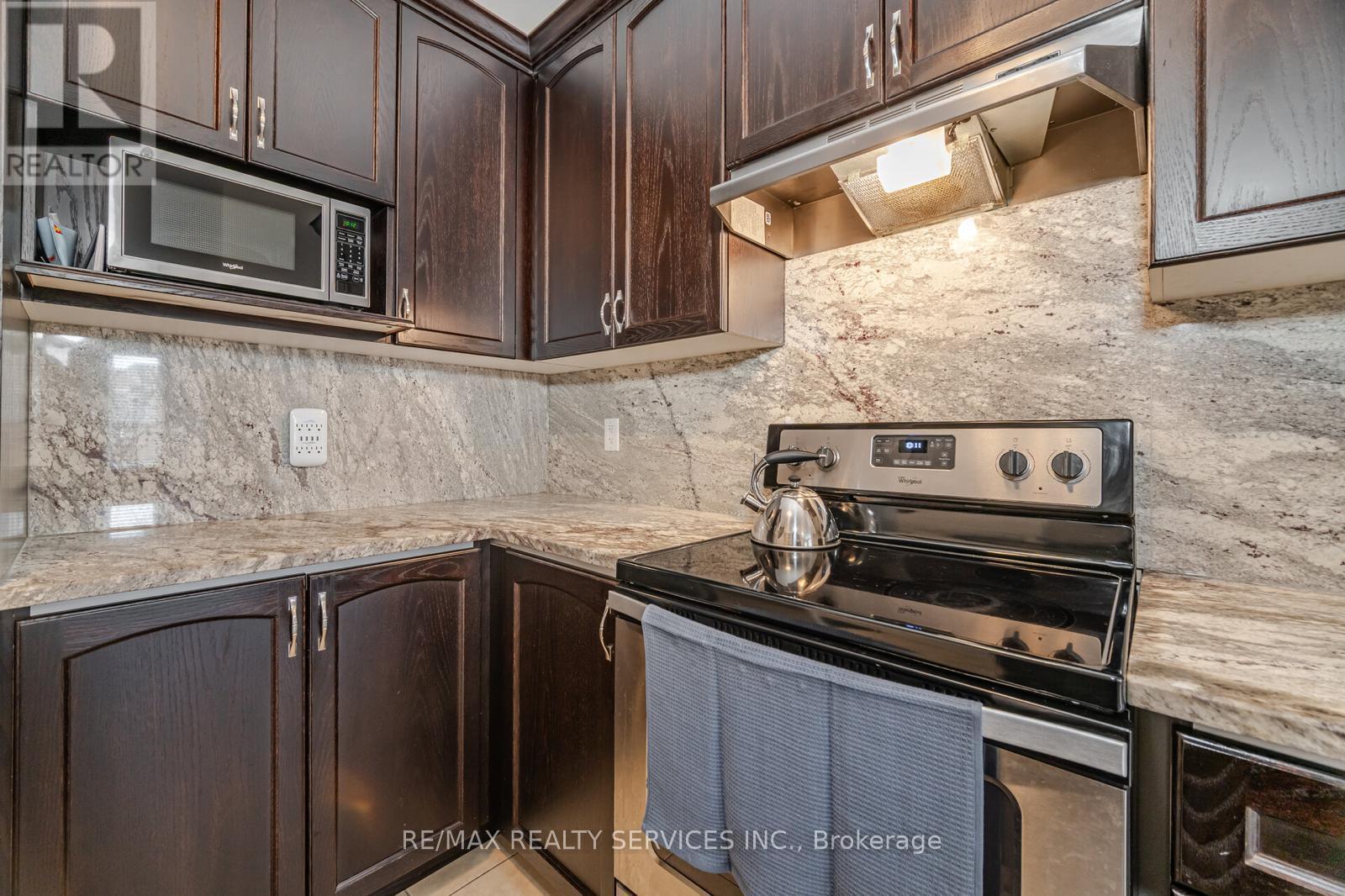 34 Pennycross Crescent, Brampton, ON - Indoor Photo Showing Kitchen With Upgraded Kitchen