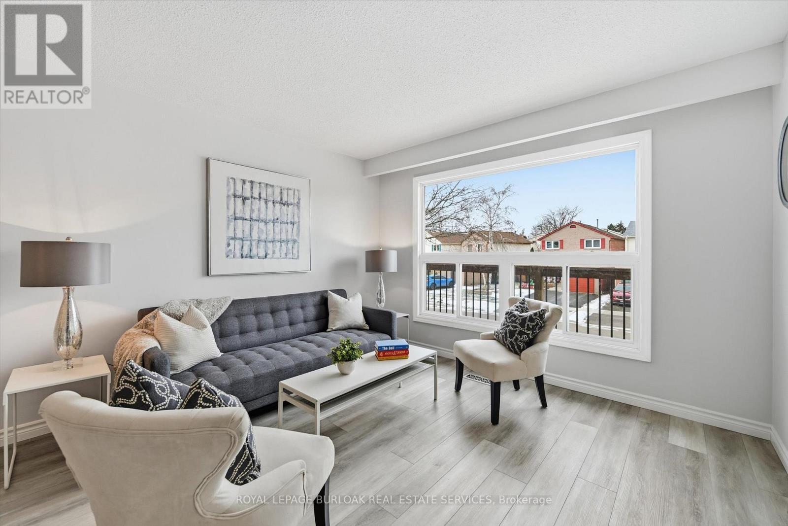 2344 Glastonbury Road, Burlington, ON - Indoor Photo Showing Living Room