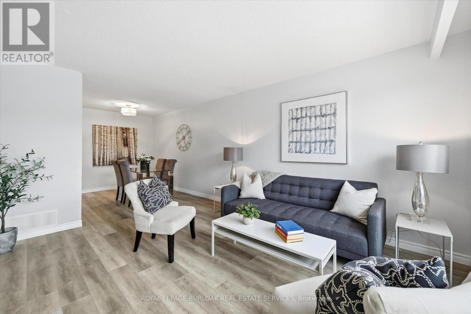 2344 Glastonbury Road, Burlington, ON - Indoor Photo Showing Living Room