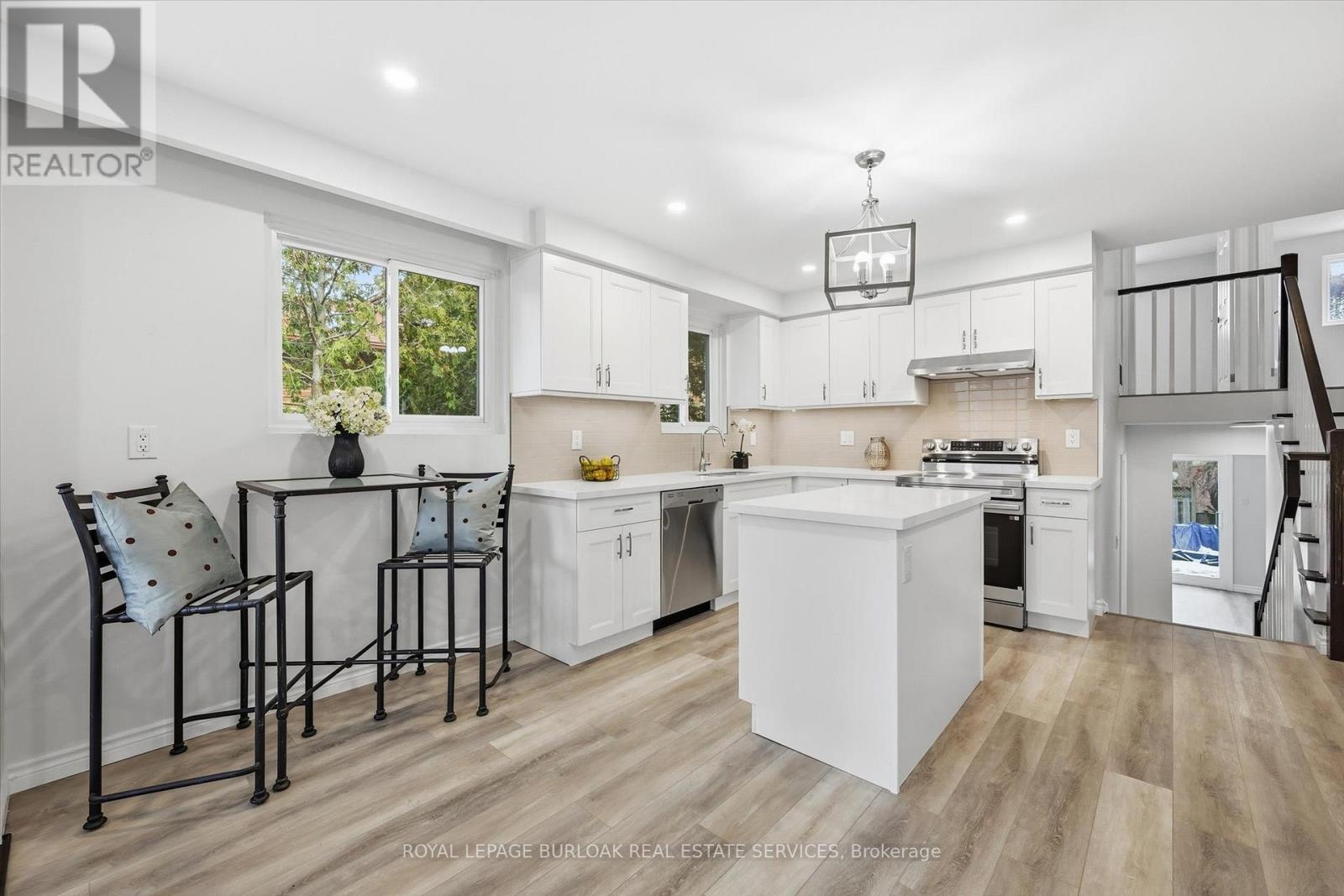 2344 Glastonbury Road, Burlington, ON - Indoor Photo Showing Kitchen With Upgraded Kitchen
