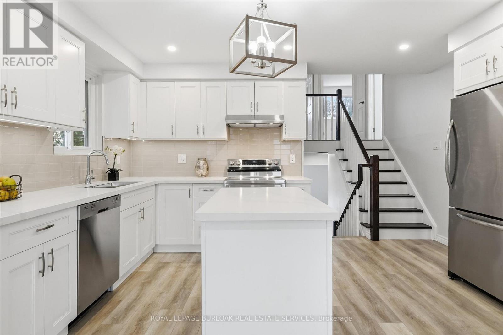 2344 Glastonbury Road, Burlington, ON - Indoor Photo Showing Kitchen With Stainless Steel Kitchen With Upgraded Kitchen