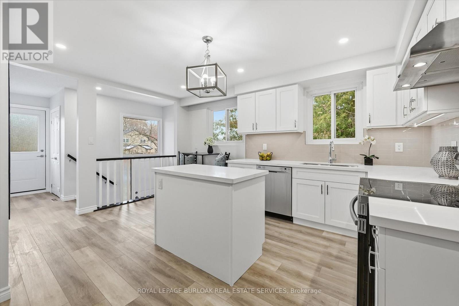 2344 Glastonbury Road, Burlington, ON - Indoor Photo Showing Kitchen