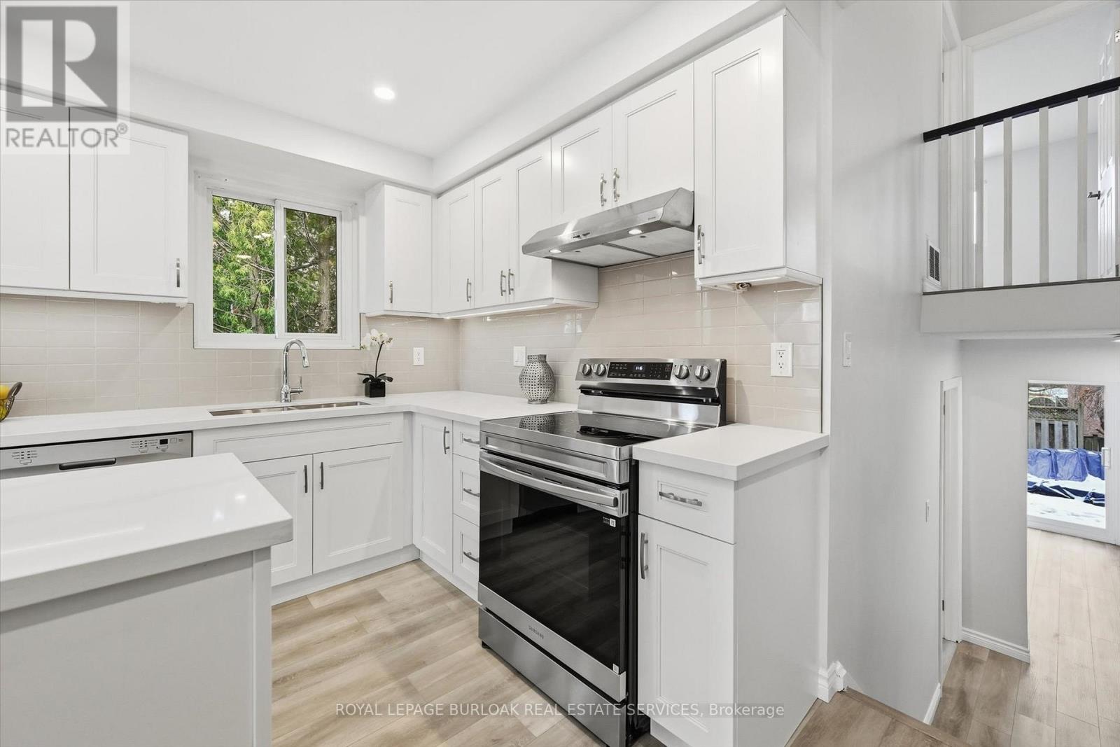 2344 Glastonbury Road, Burlington, ON - Indoor Photo Showing Kitchen