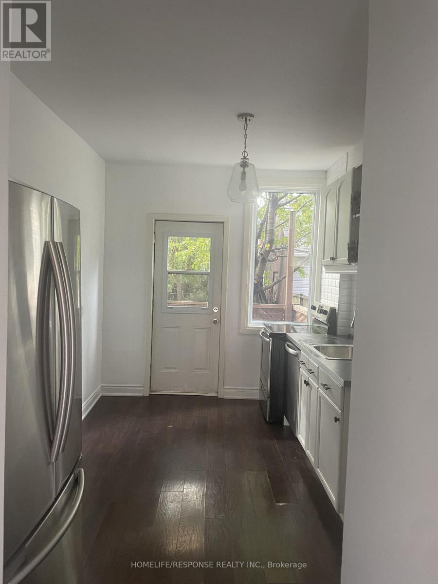 104 Francis Street, Hamilton, ON - Indoor Photo Showing Kitchen