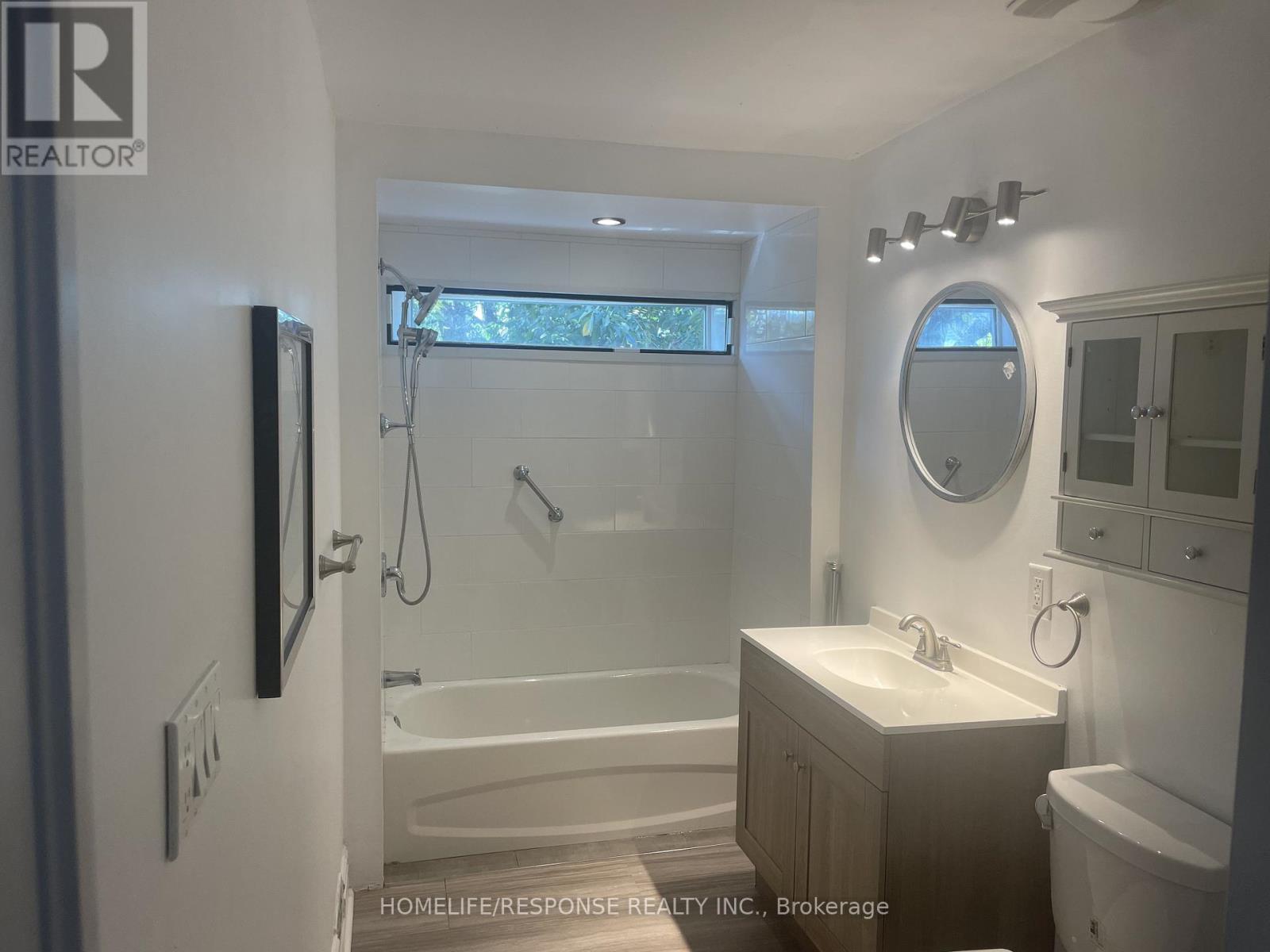 104 Francis Street, Hamilton, ON - Indoor Photo Showing Bathroom