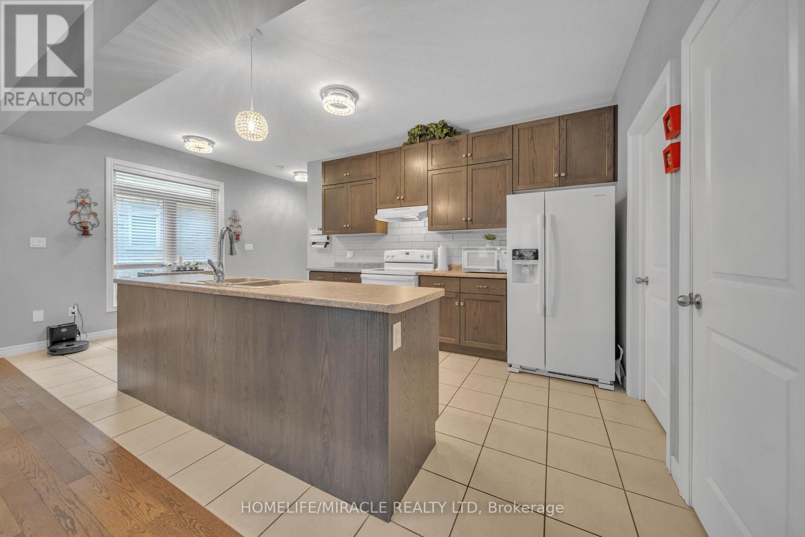 79 Elmbank Trail, Kitchener, ON - Indoor Photo Showing Kitchen