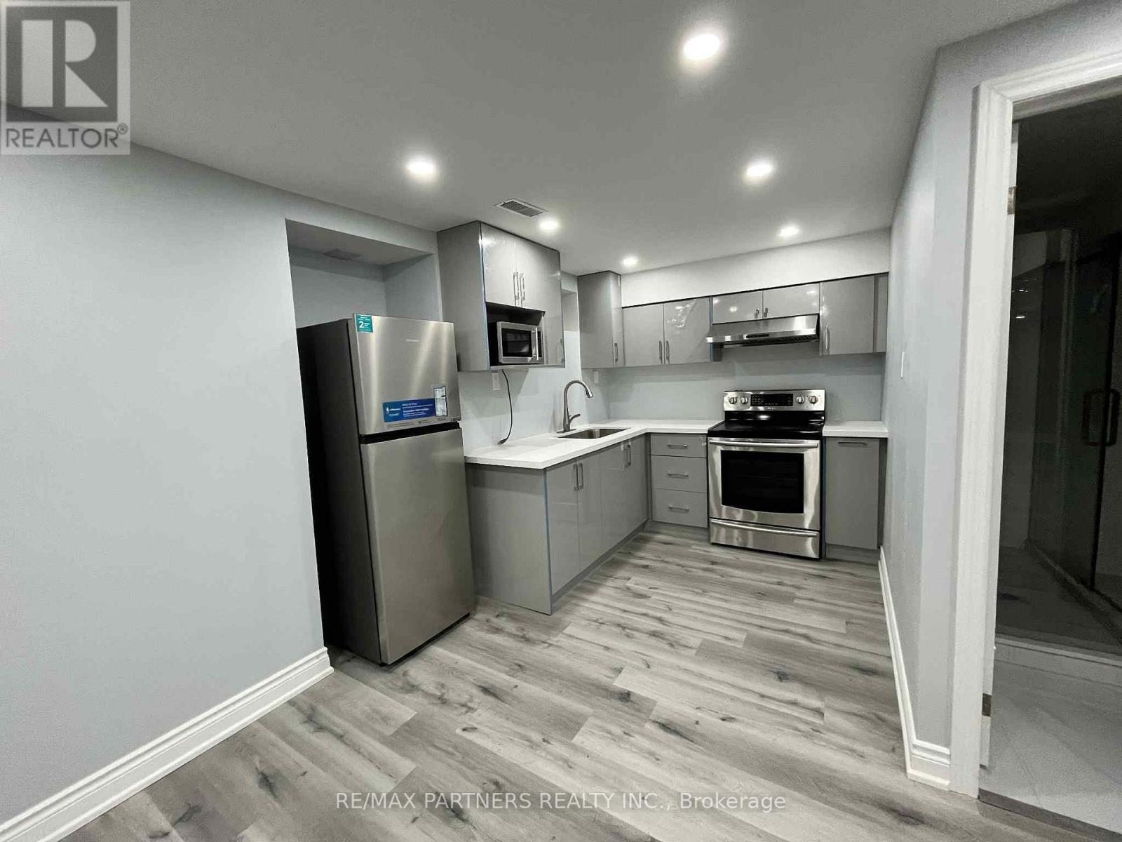 31 Chalone Crescent, Vaughan, ON - Indoor Photo Showing Kitchen