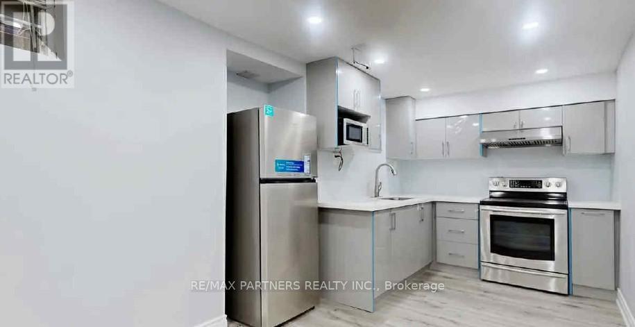 31 Chalone Crescent, Vaughan, ON - Indoor Photo Showing Kitchen