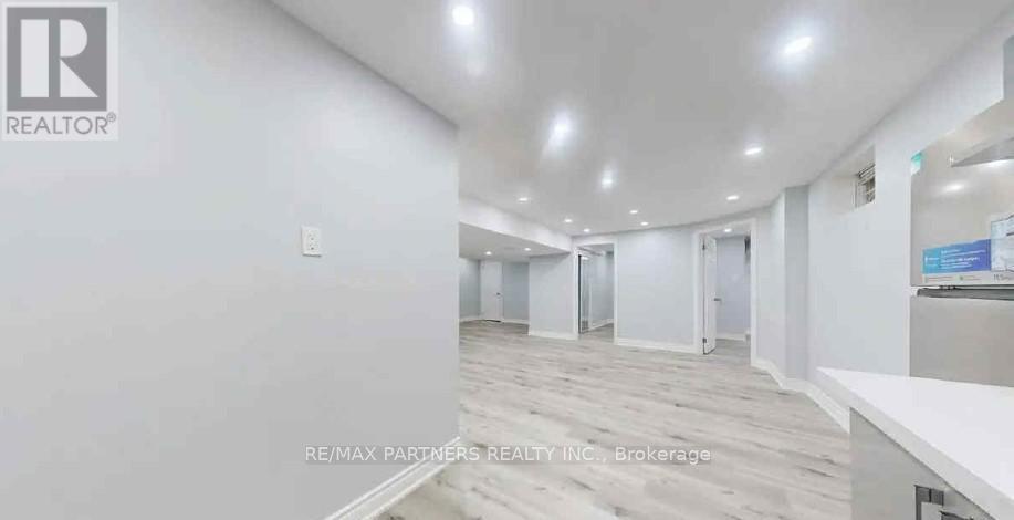 31 Chalone Crescent, Vaughan, ON - Indoor Photo Showing Other Room