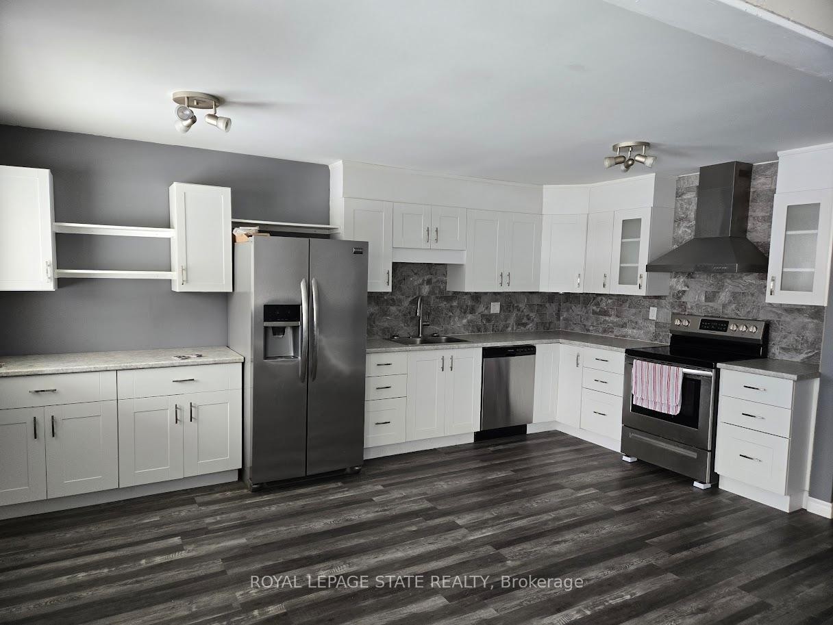 39 Evelyn Street, Brantford, ON - Indoor Photo Showing Kitchen With Upgraded Kitchen