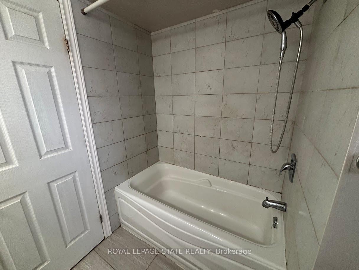 39 Evelyn Street, Brantford, ON - Indoor Photo Showing Bathroom