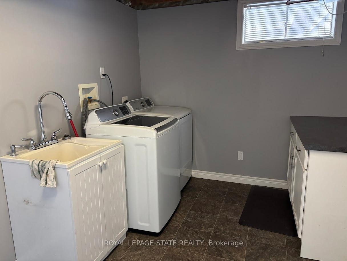 39 Evelyn Street, Brantford, ON - Indoor Photo Showing Laundry Room