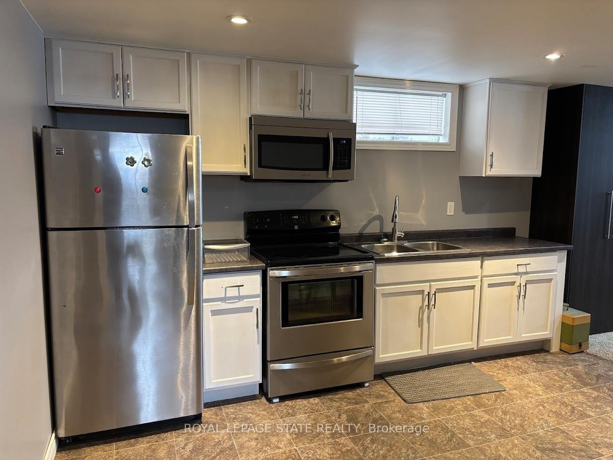 39 Evelyn Street, Brantford, ON - Indoor Photo Showing Kitchen With Double Sink