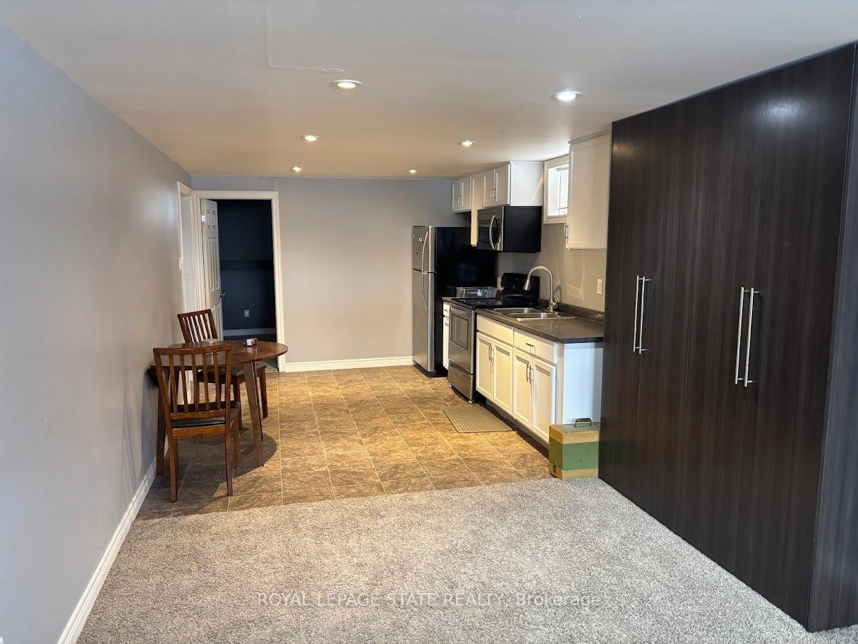 39 Evelyn Street, Brantford, ON - Indoor Photo Showing Kitchen