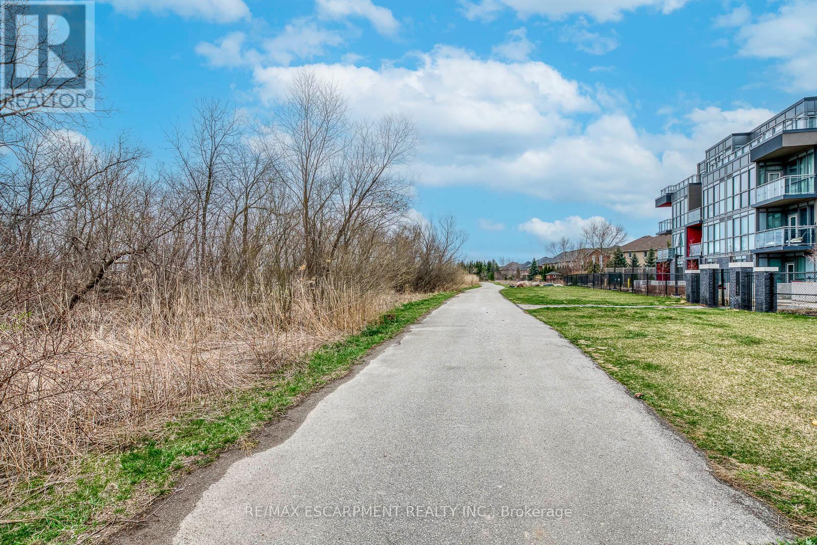 105 - 1135 Cooke Boulevard, Burlington, ON - Outdoor