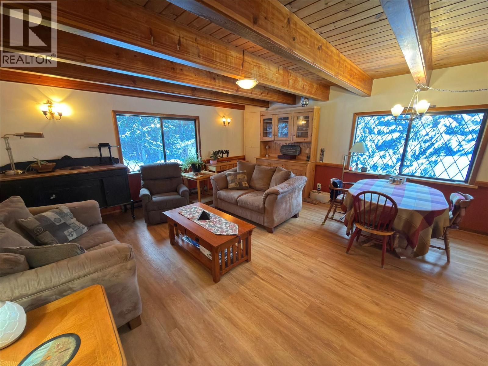 175 Link Lake Road, Princeton, BC - Indoor Photo Showing Living Room