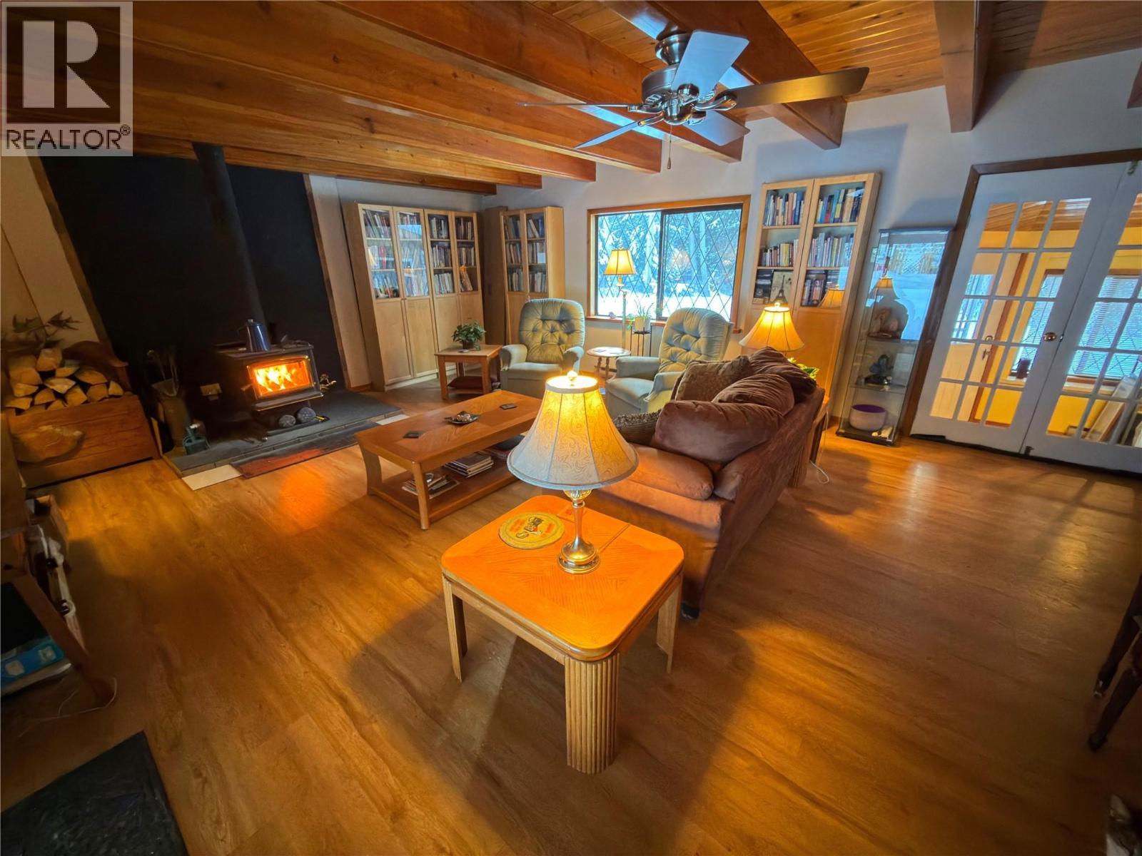 175 Link Lake Road, Princeton, BC - Indoor Photo Showing Living Room