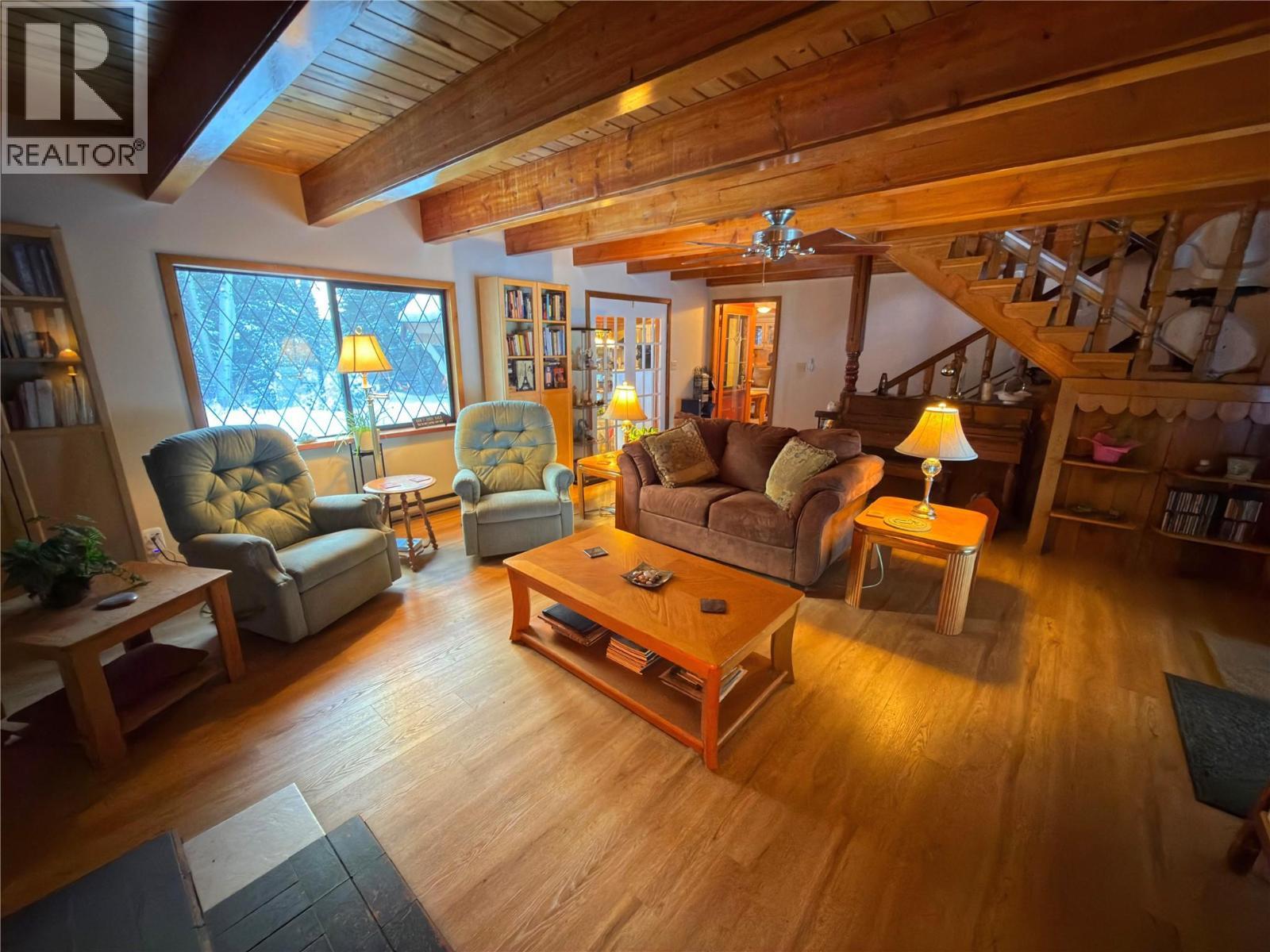 175 Link Lake Road, Princeton, BC - Indoor Photo Showing Living Room