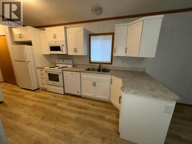 38-6263 Lund, Powell River, BC - Indoor Photo Showing Kitchen With Double Sink