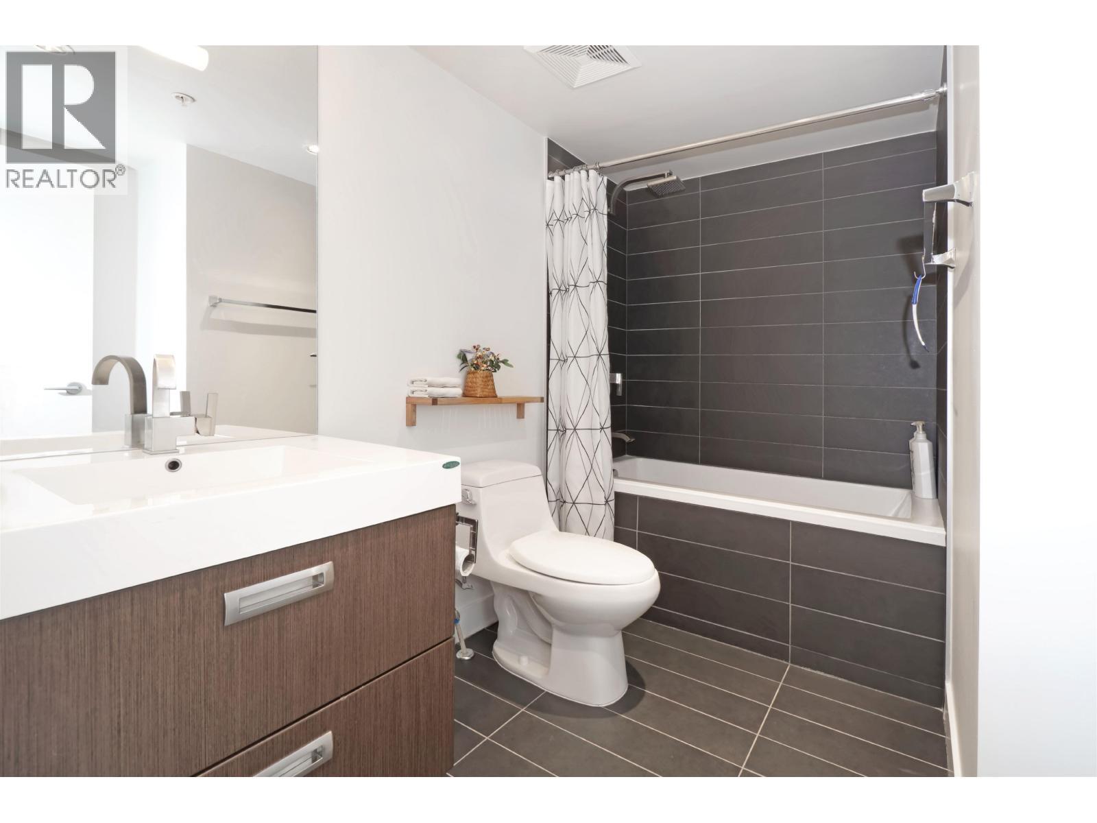 1045 Richards Street, Vancouver, BC - Indoor Photo Showing Bathroom