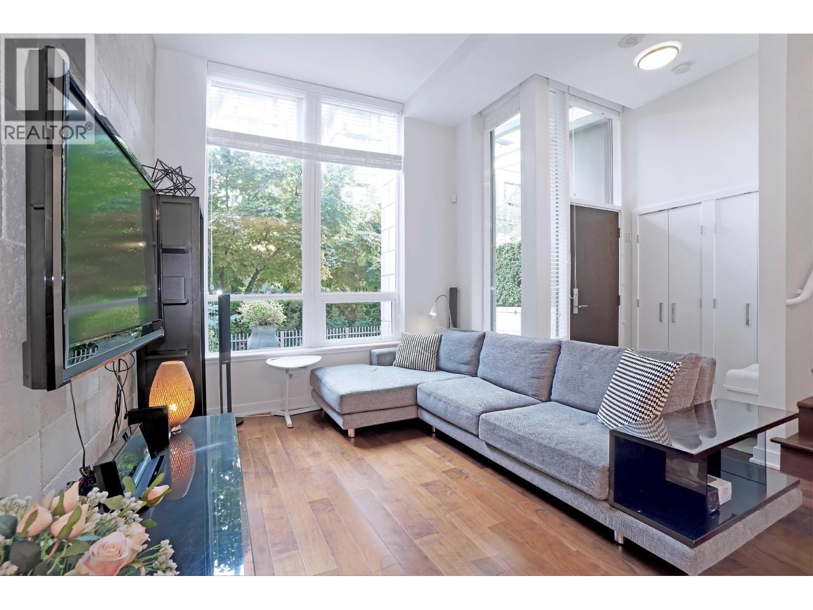 1045 Richards Street, Vancouver, BC - Indoor Photo Showing Living Room